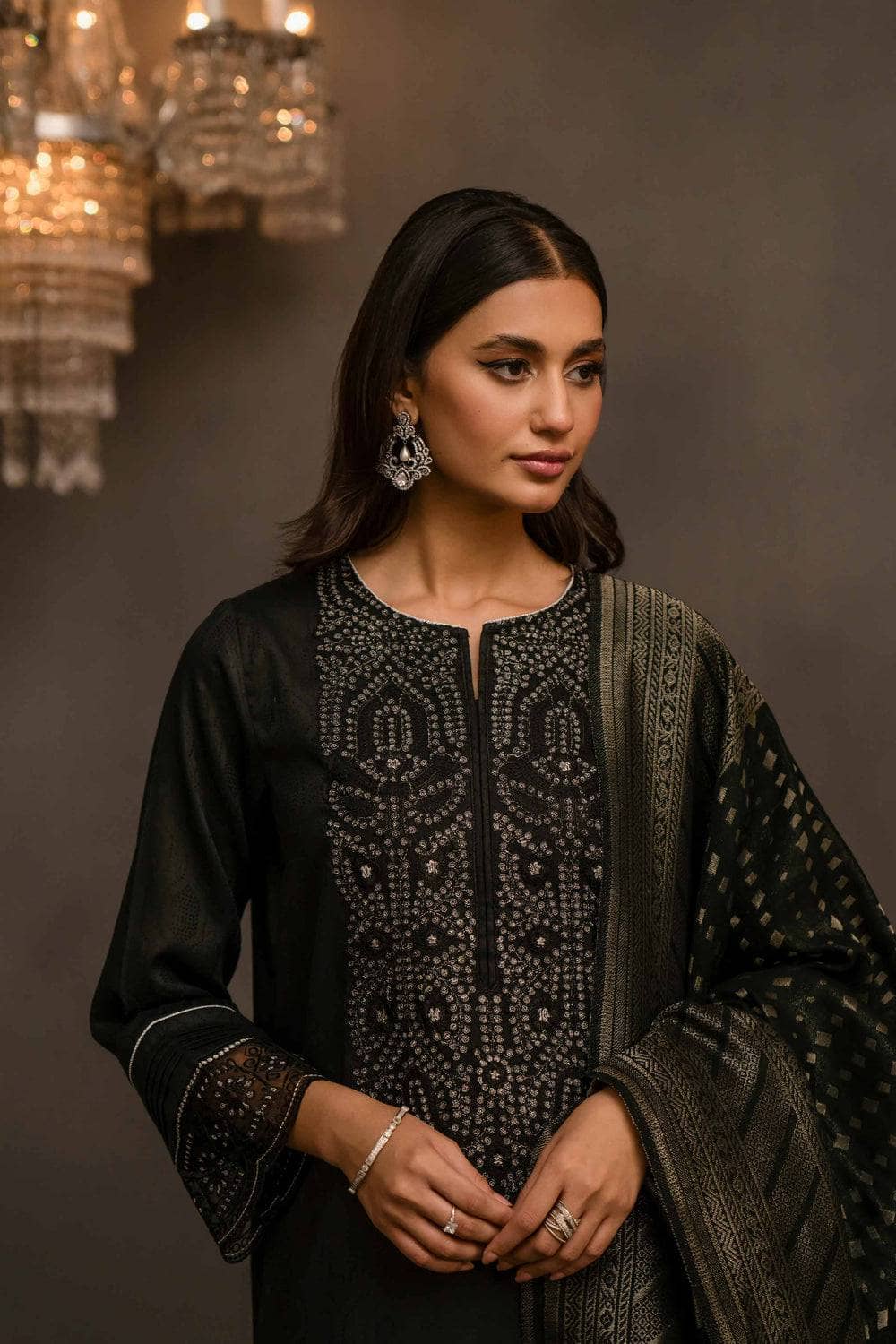 img_nishat_winter_23_awwal_boutique