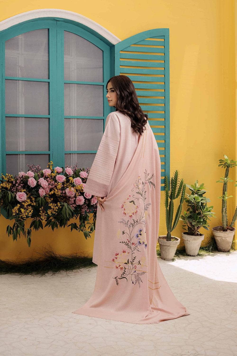 img_nishat_winter_23_awwal_boutique