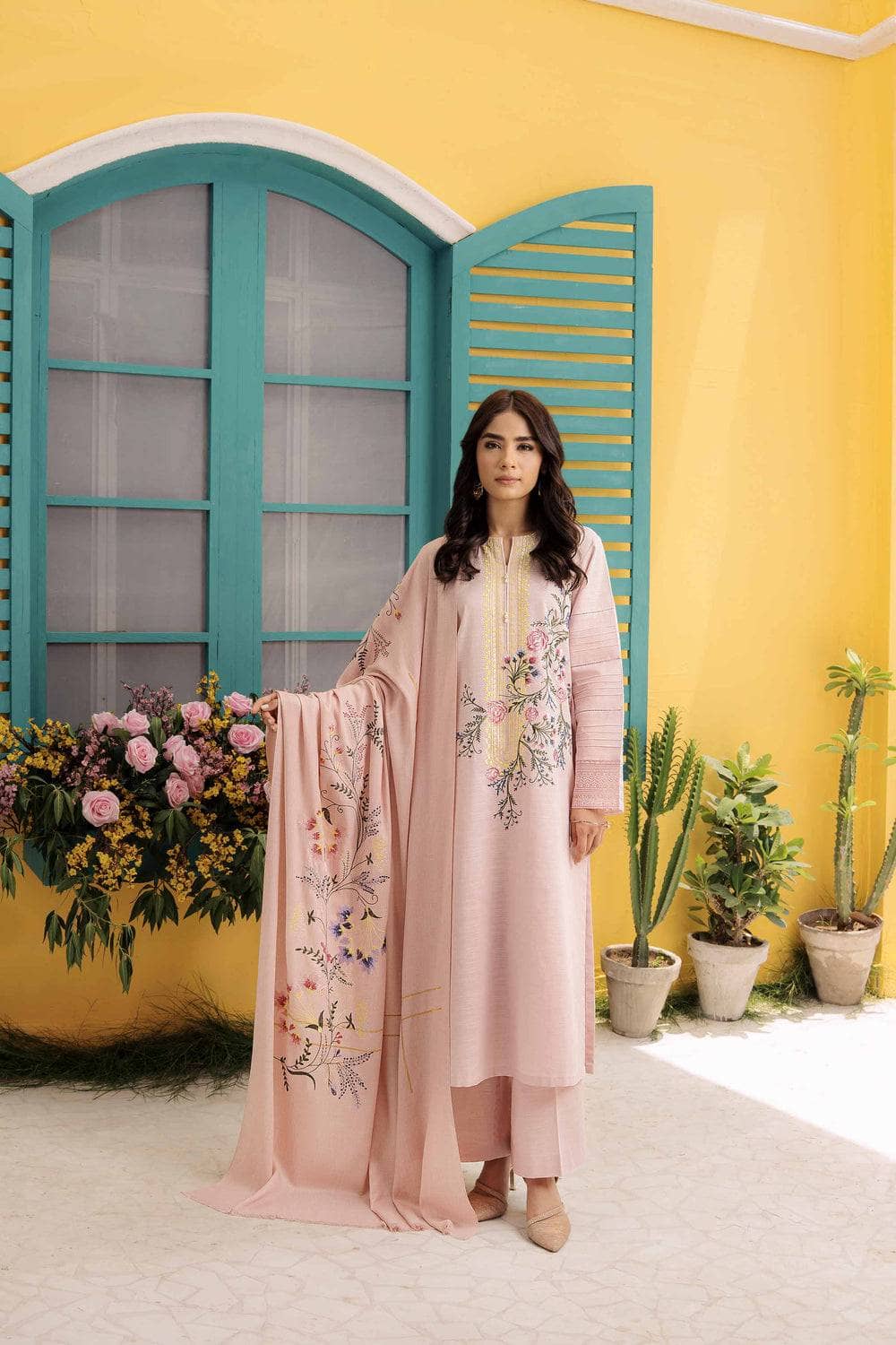 img_nishat_winter_23_awwal_boutique