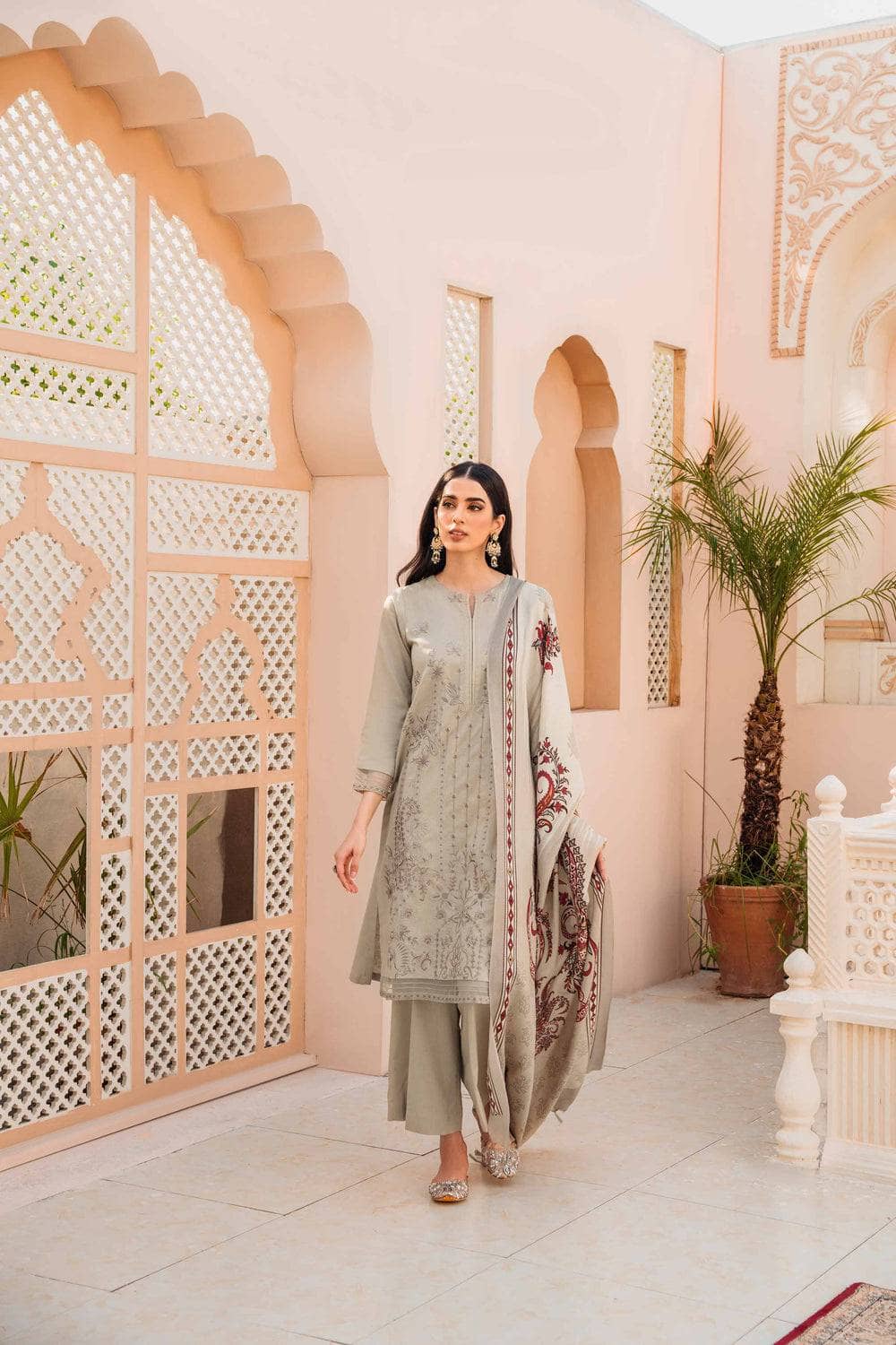 img_nishat_winter_23_awwal_boutique