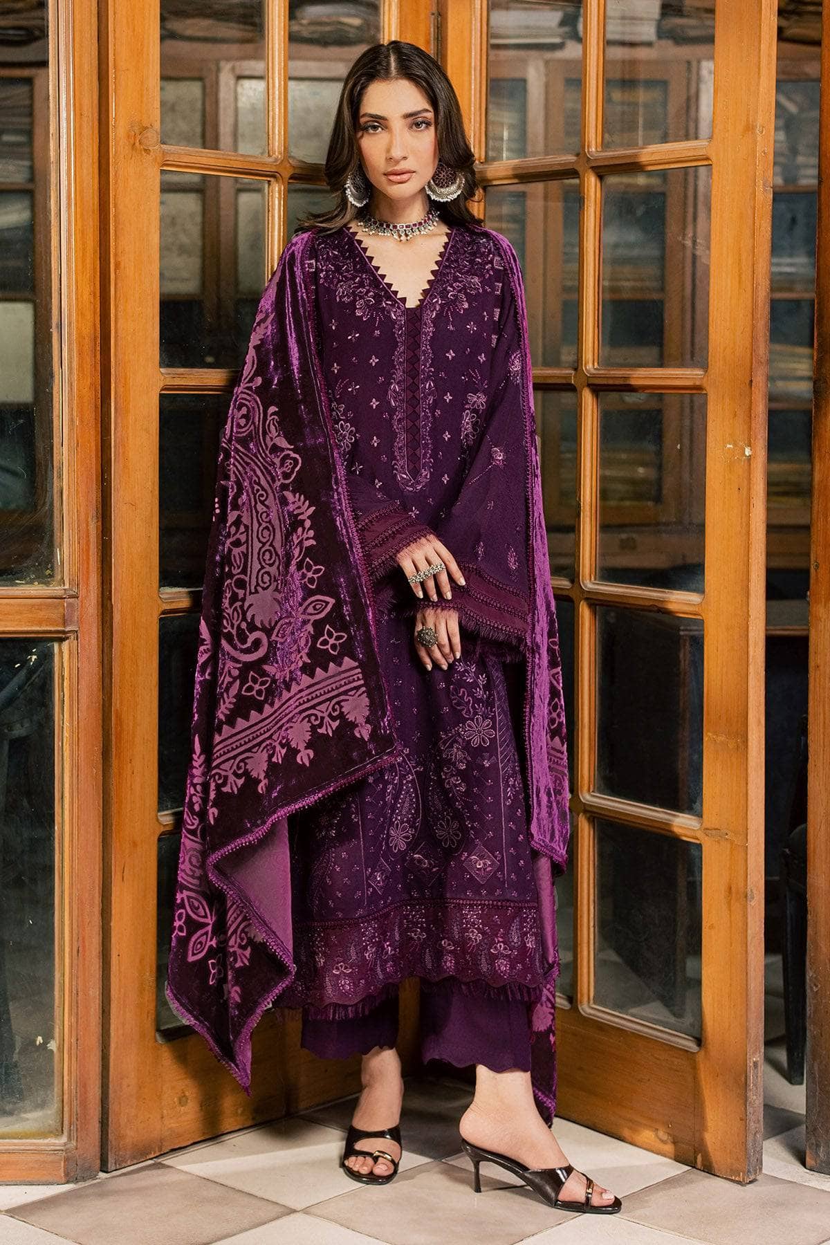 img_nureh_leather_peach_velvet_palachi_shawl_awwal_boutique