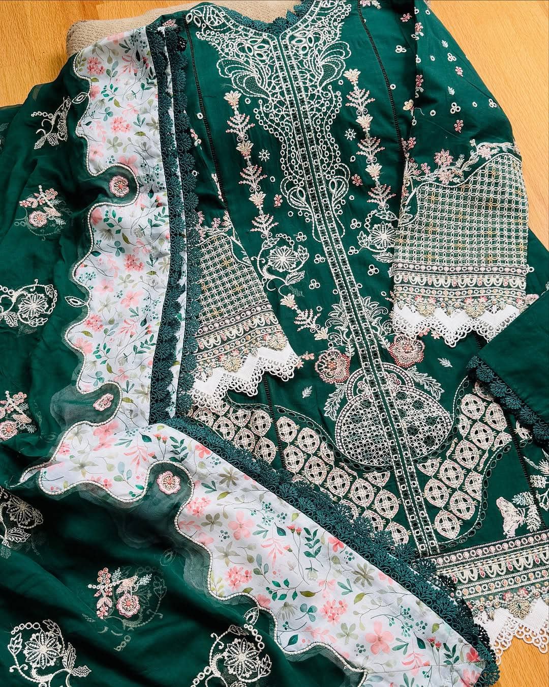 img_qalamkar_luxuru_lawn_awwal_boutique