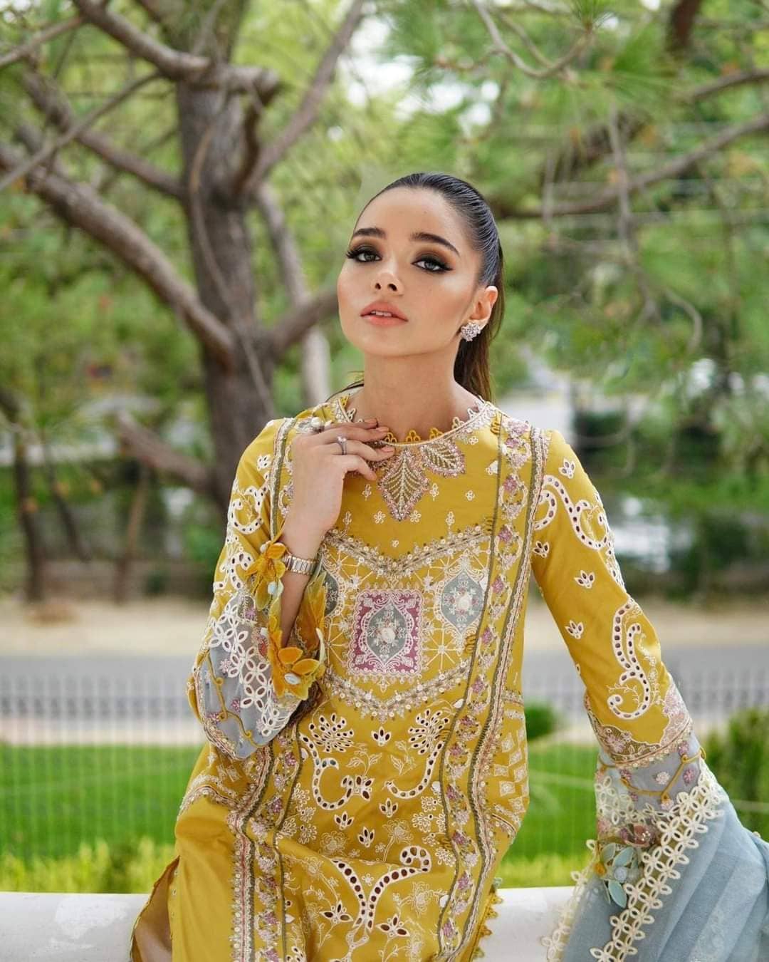 img_qalamkar_luxury_lawn_23_awwal_boutique