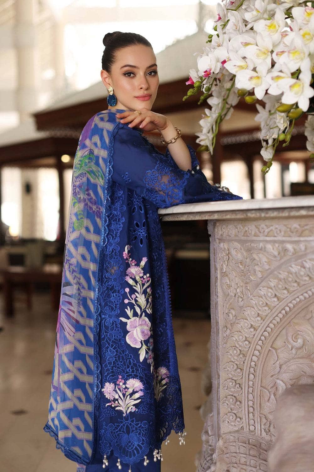 img_saadia_asad_chikankari_lawn_24_awwal_boutique