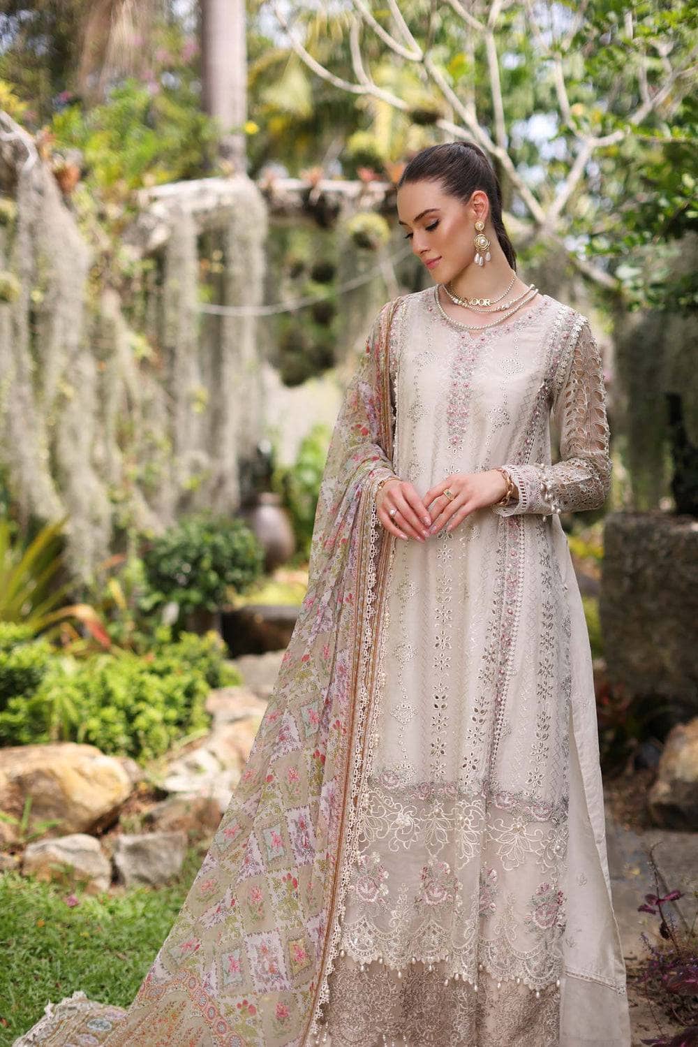img_saadia_asad_noor_chikankari_lawn_awwal_boutique