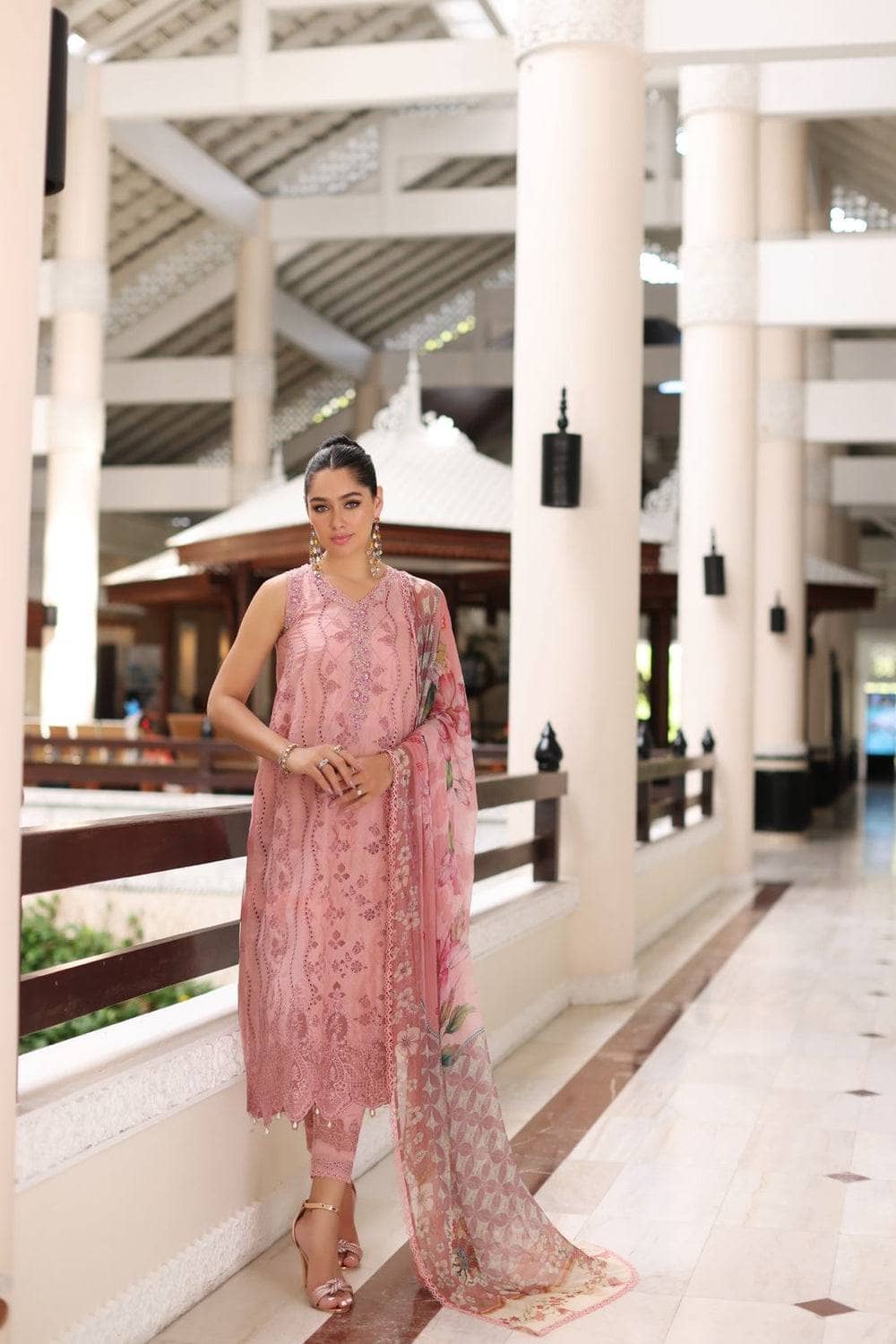 img_saadia_asad_noor_chikankari_lawn_awwal_boutique
