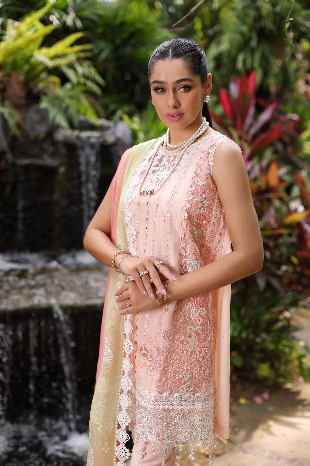 img_saadia_asad_chikankari_lawn_24_awwal_boutique