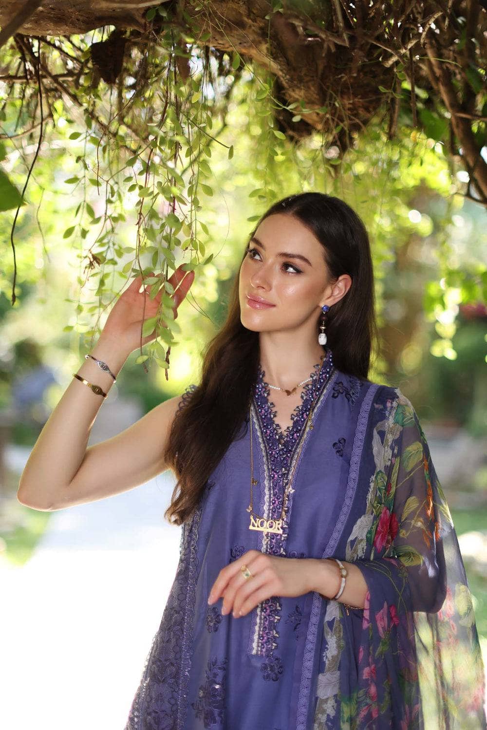 img_saadia_asad_chikankari_lawn_24_awwal_boutique