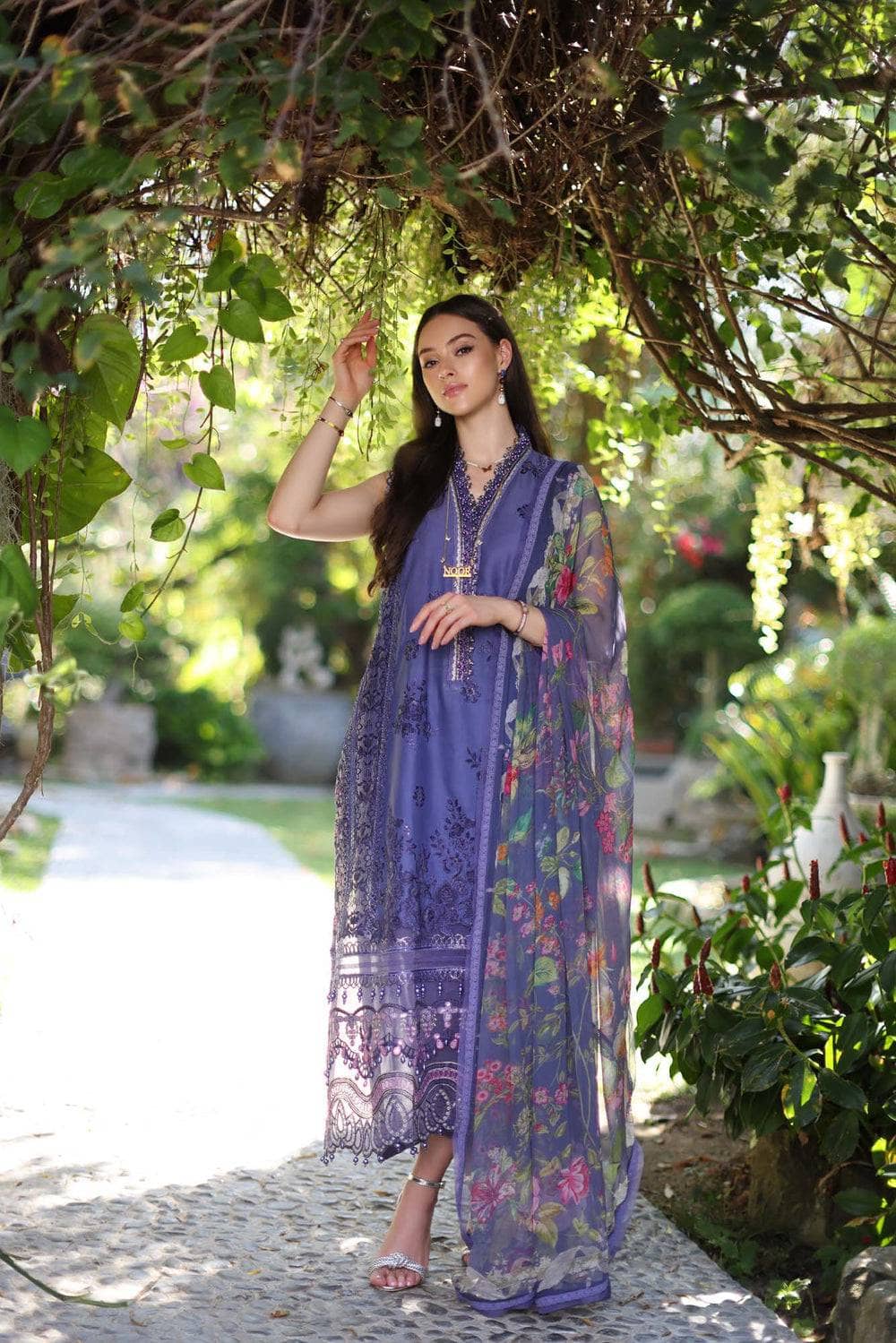 img_saadia_asad_chikankari_lawn_24_awwal_boutique