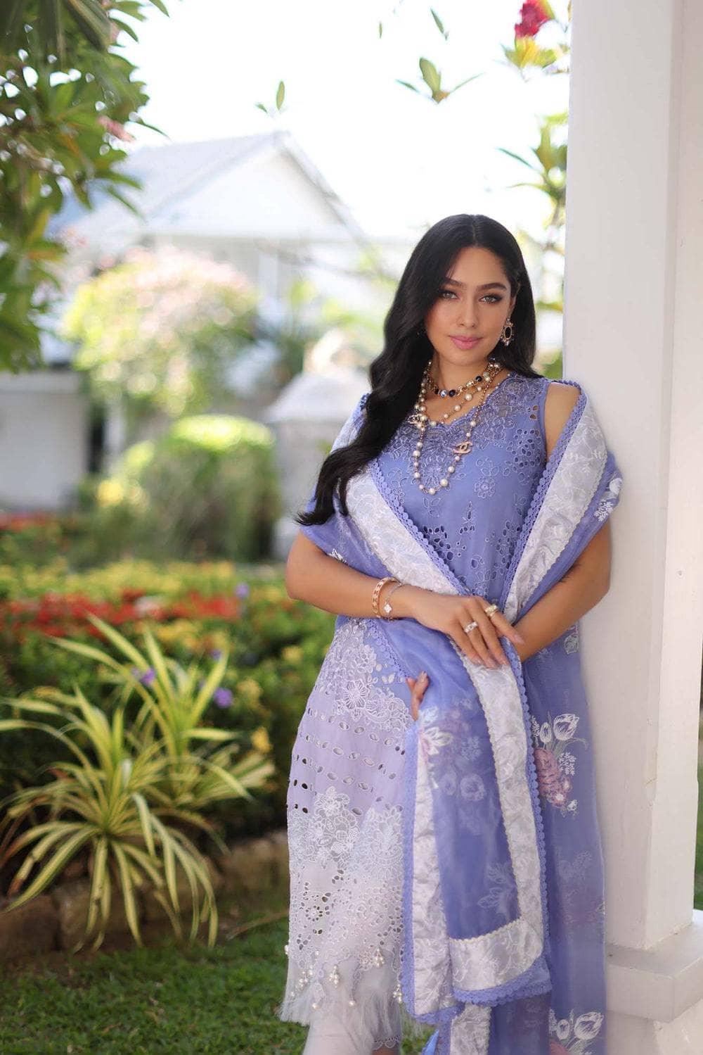 img_saadia_asad_chikankari_lawn_24_awwal_boutique