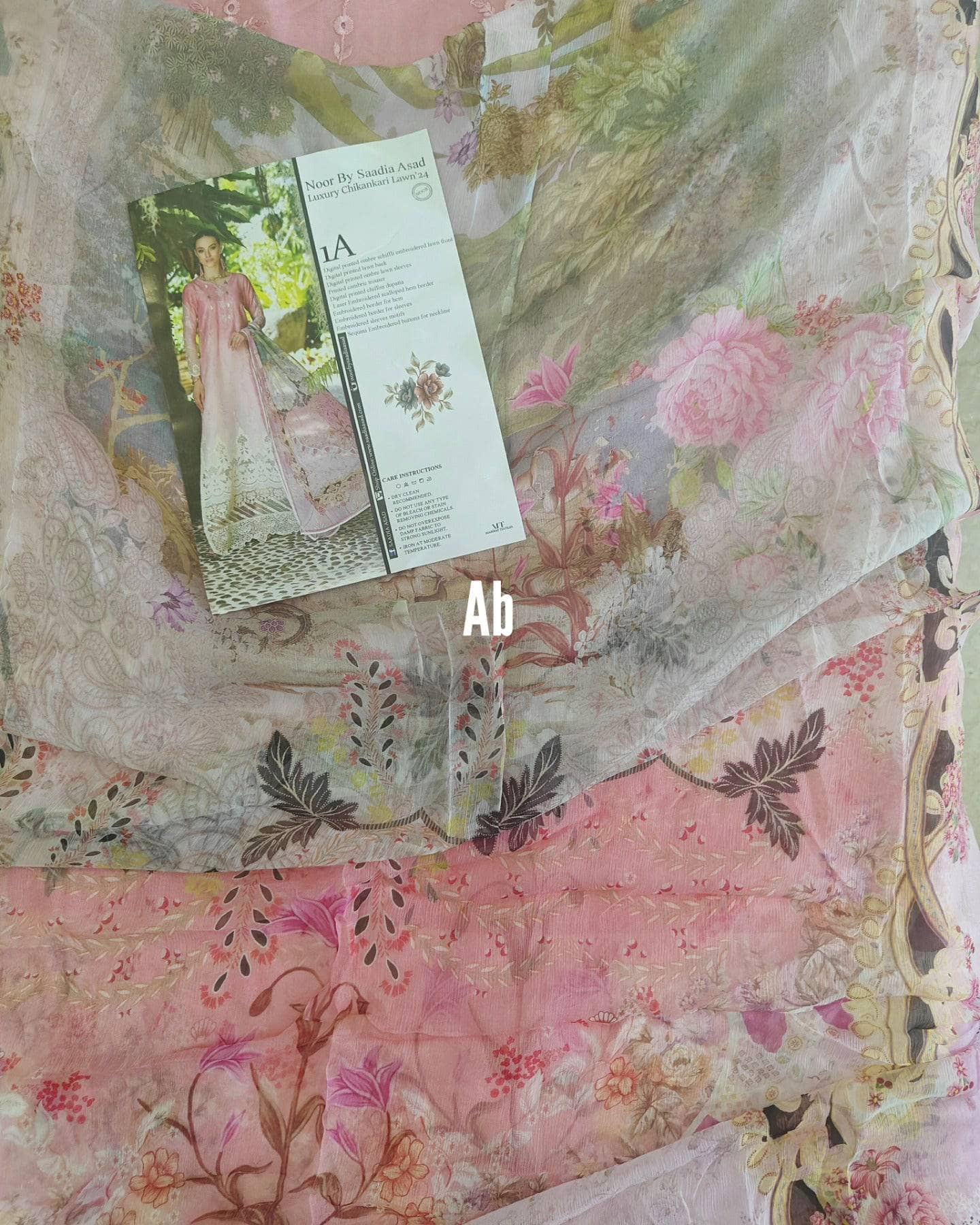 img_saadia_asad_chikankari_awwal-boutique