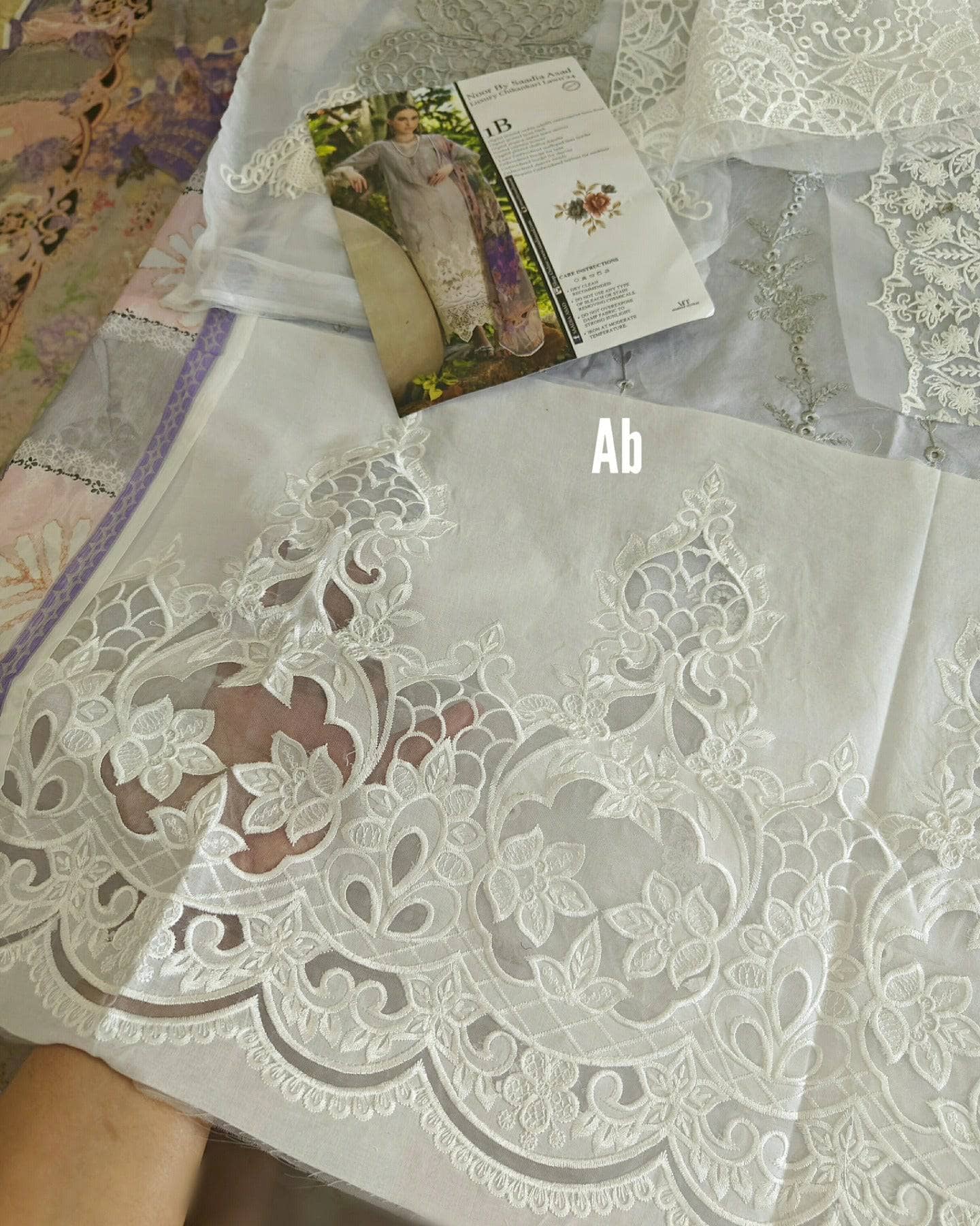 img_saadia_asad_chikankari_awwal-boutique