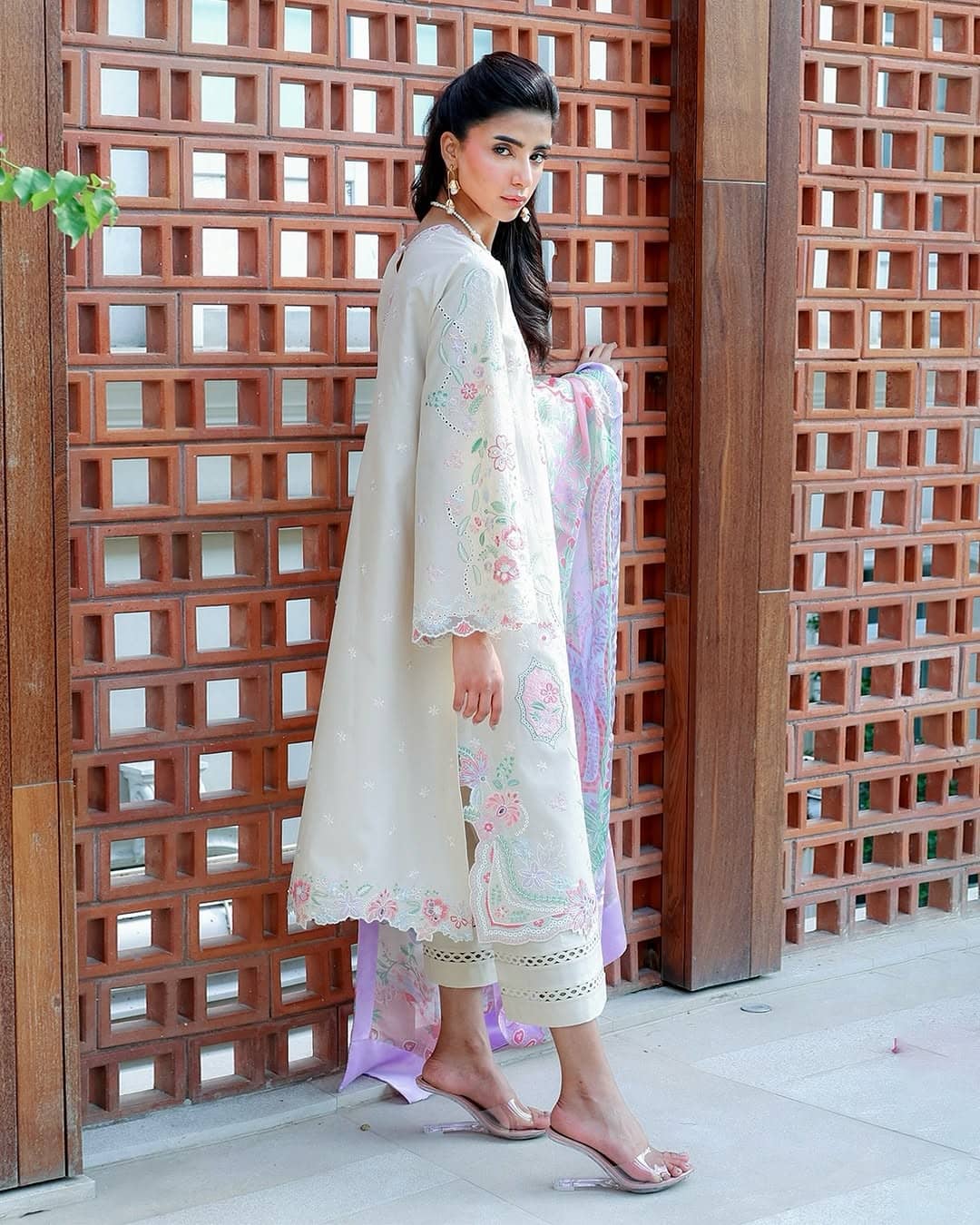 Sadaf Fawad Khan Siraa Lawn 26/Sunehri