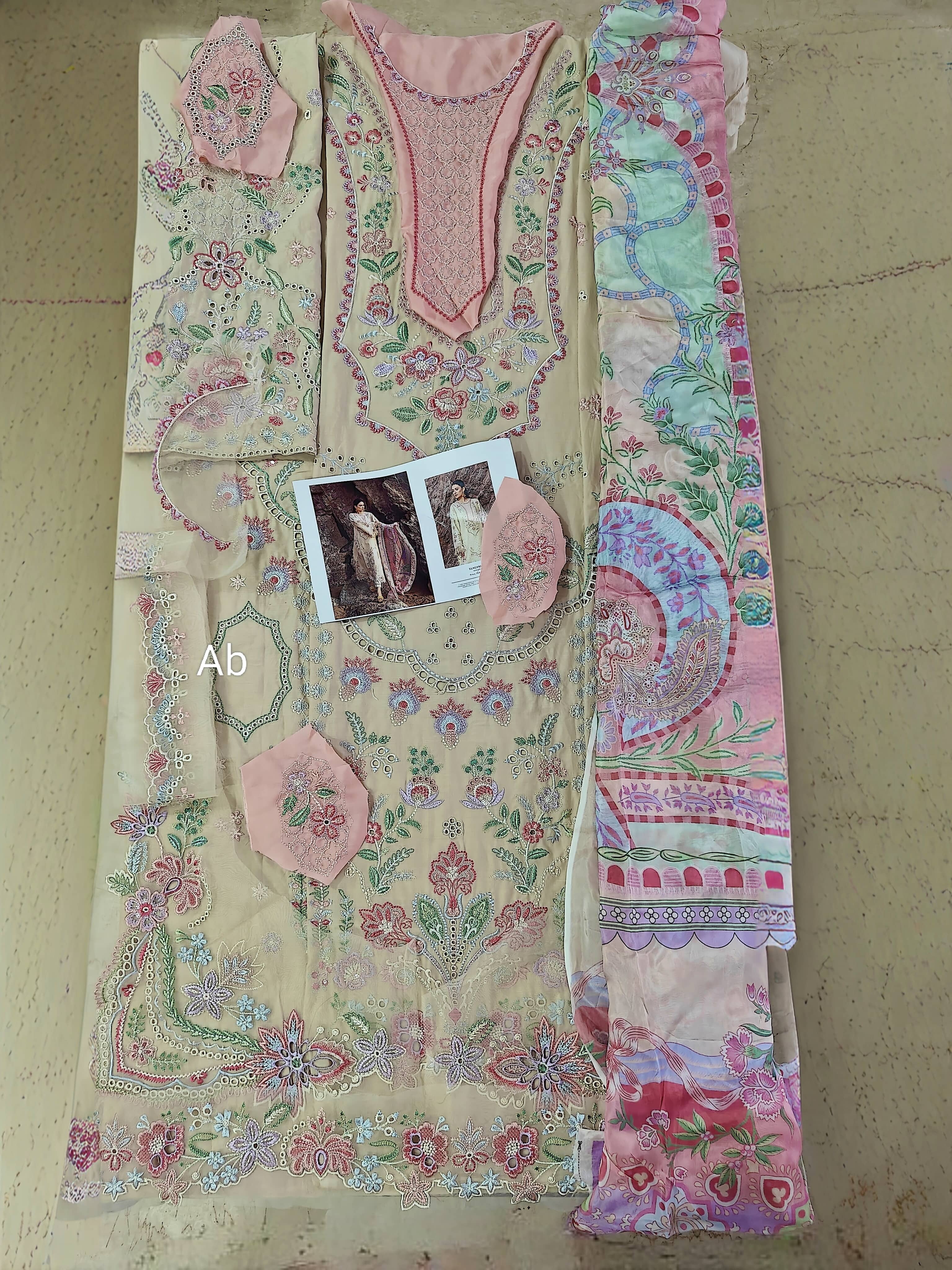 Open Pic/Sadaf Fawad Khan Siraa Lawn 26/Sunehri