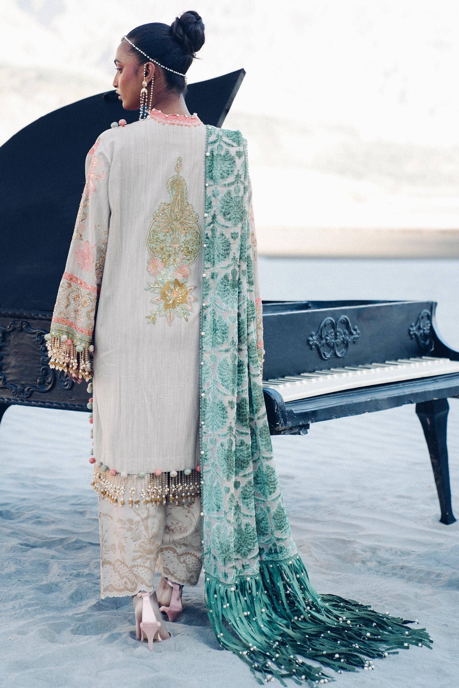 img_sana_safinaz_winter_shawl_collection_awwal_boutique