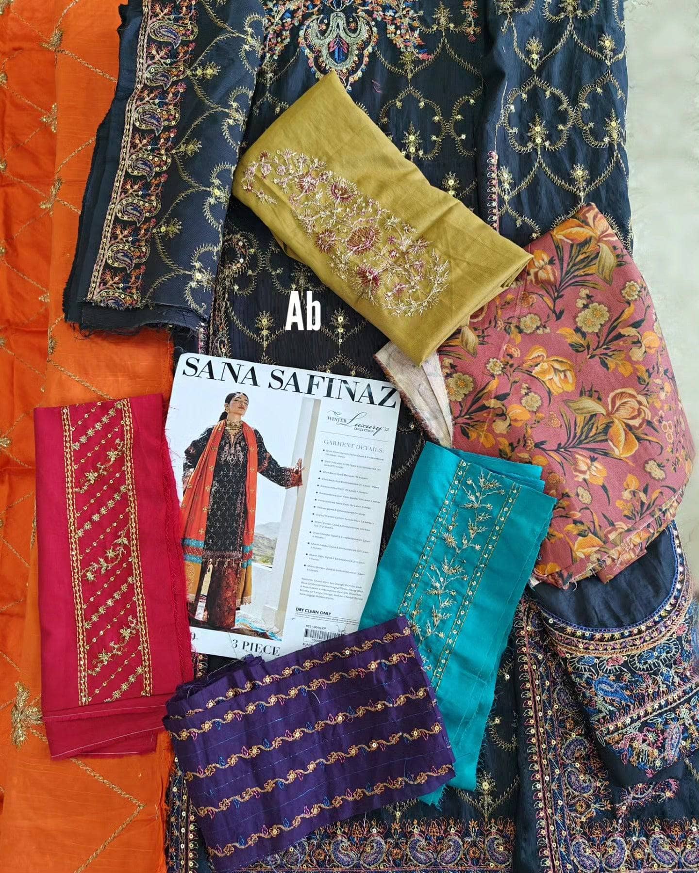 img_open_pic_sana_safinaz_winter_23_awwal_boutique