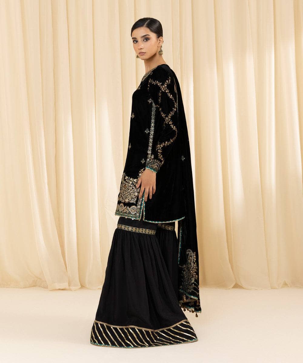img_sapphire_velvet_suit_awwal_boutique