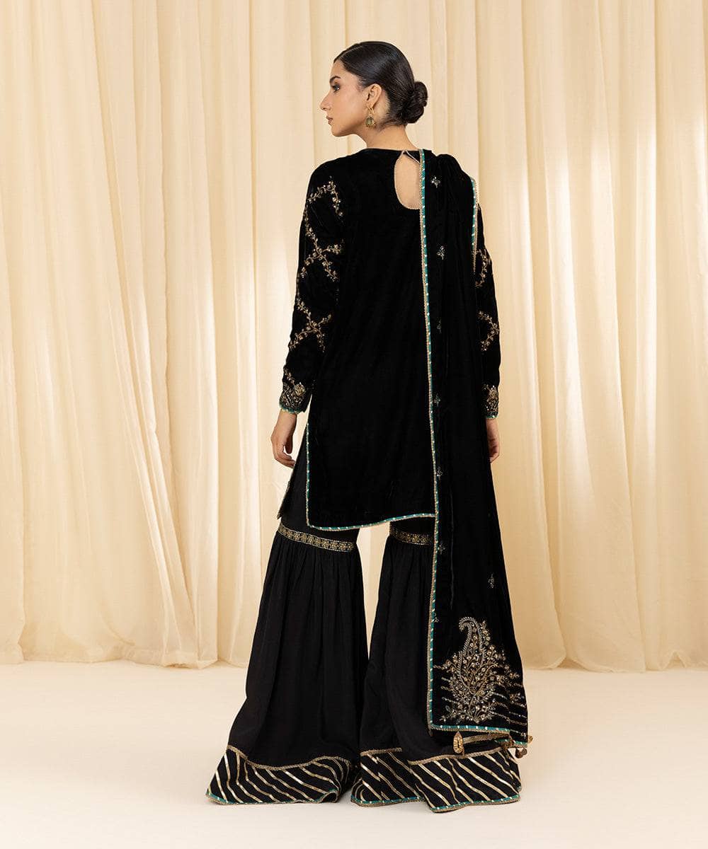 img_sapphire_velvet_suit_awwal_boutique