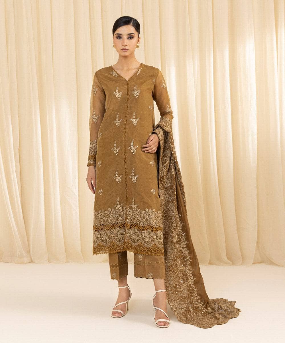 img_sapphire_velvet_suit_awwal_boutique