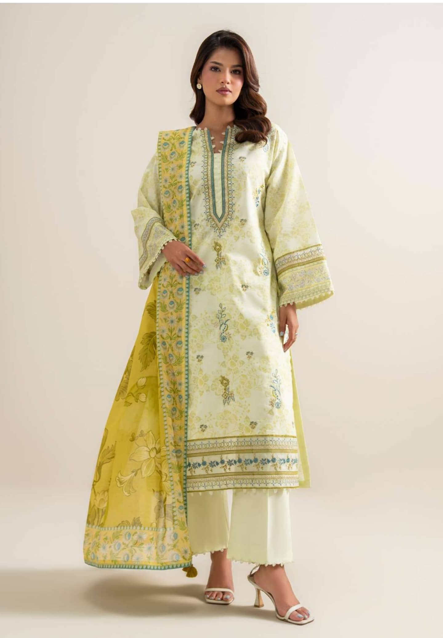 Sapphire Andaaz Luxury Lawn 26/U3PE-SGS26V7-124B