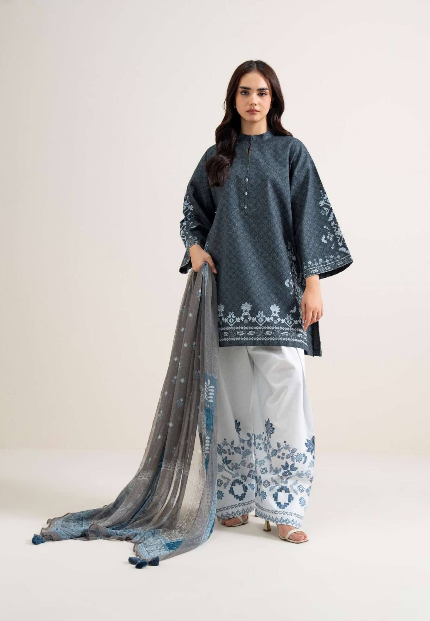 img_sapphire_lawn_26_awwal_boutique