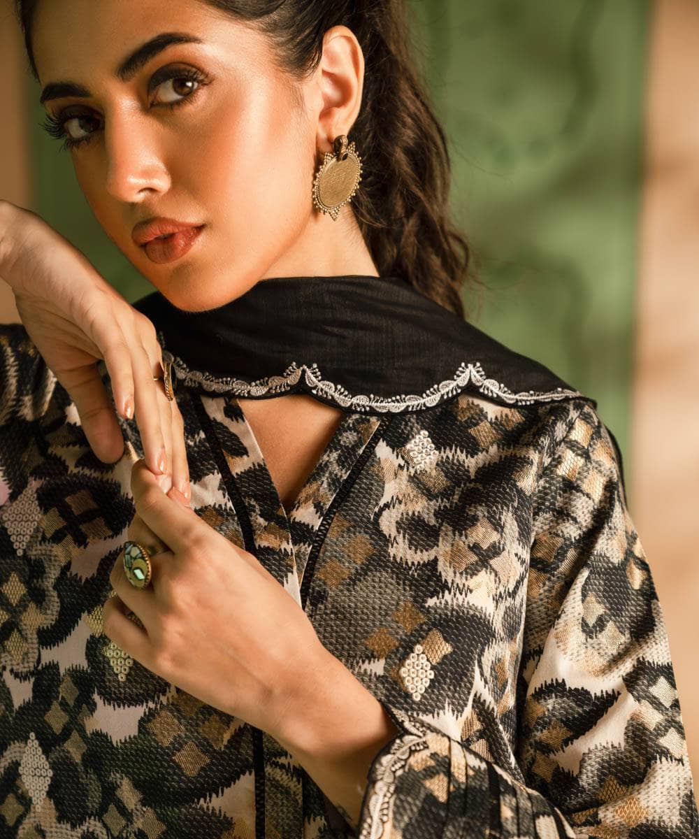 img_sapphire_intermix_awwal_boutique