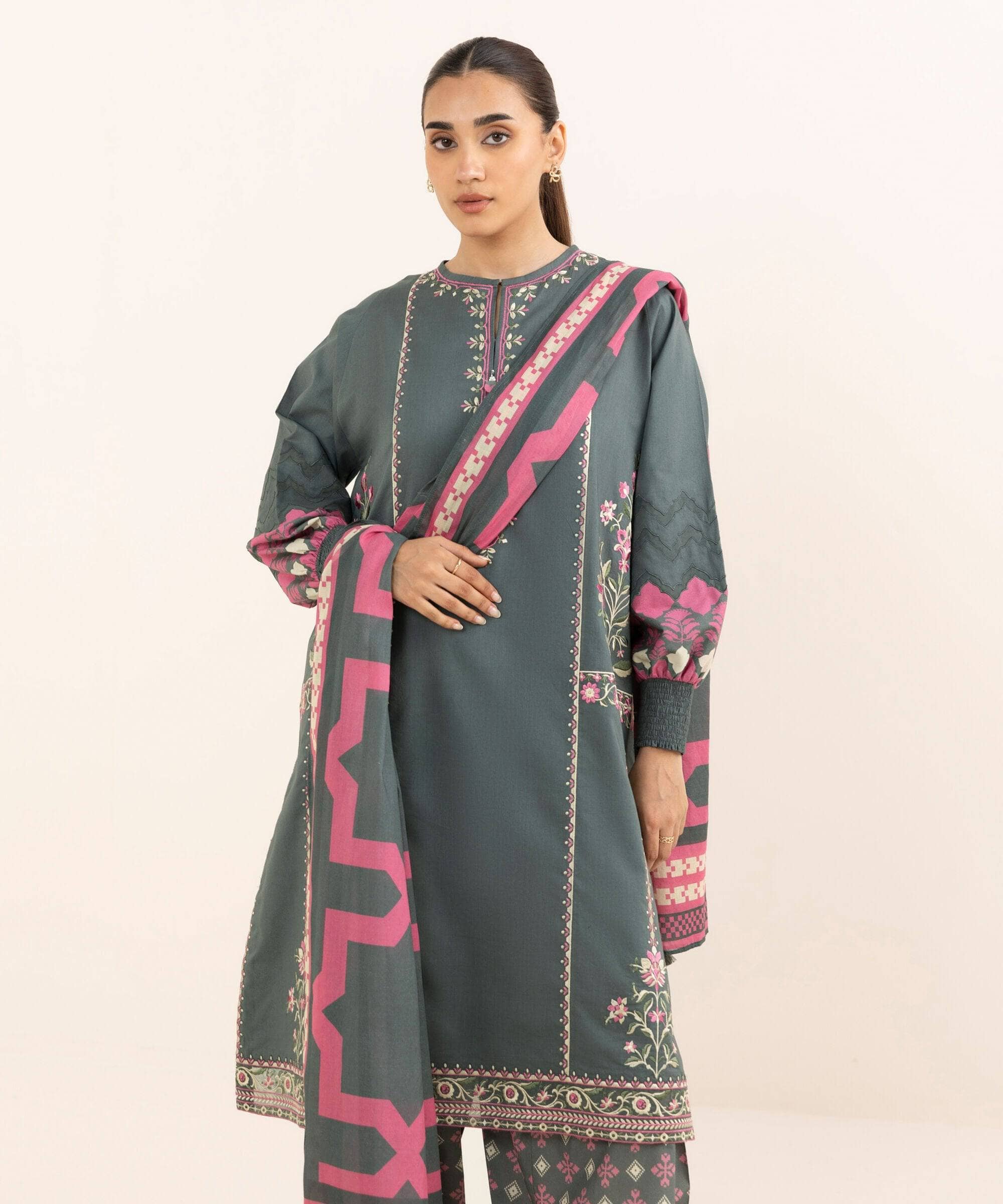 Sapphire Intermix 25/Vol 2/Embroideried Cotton Suit/Grey
