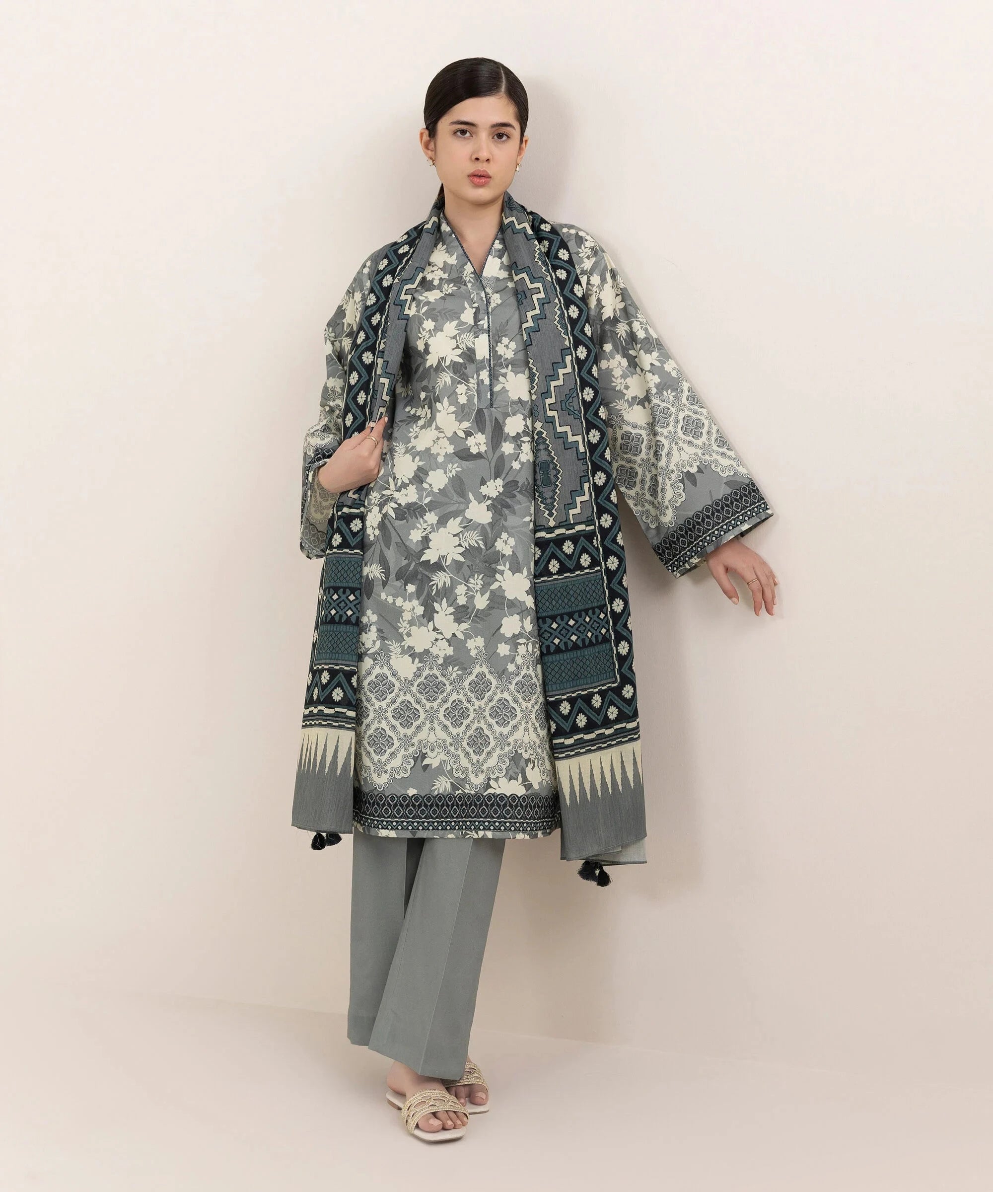 img_sapphire_intermix_awwal_boutique