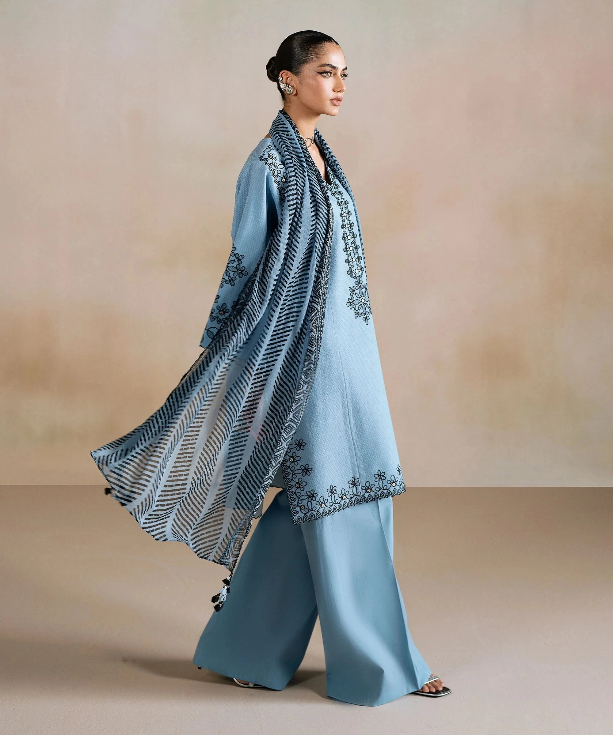 Sapphire Winter Essentials/Embroidered Dobby Suit/U3PE-ST25V7-15