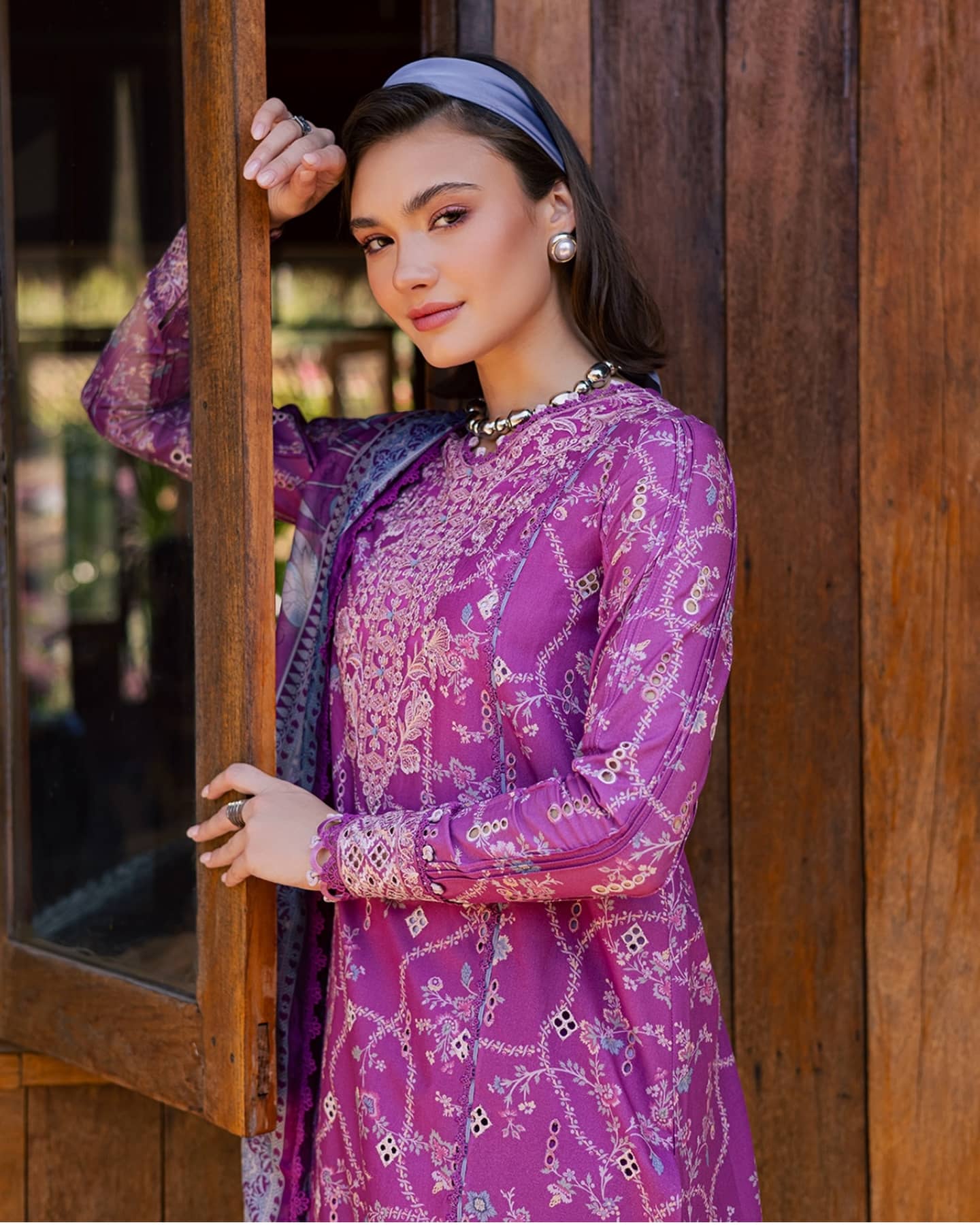 Aabyaan Shezlyn Chikankari Lawn/Zarqaa