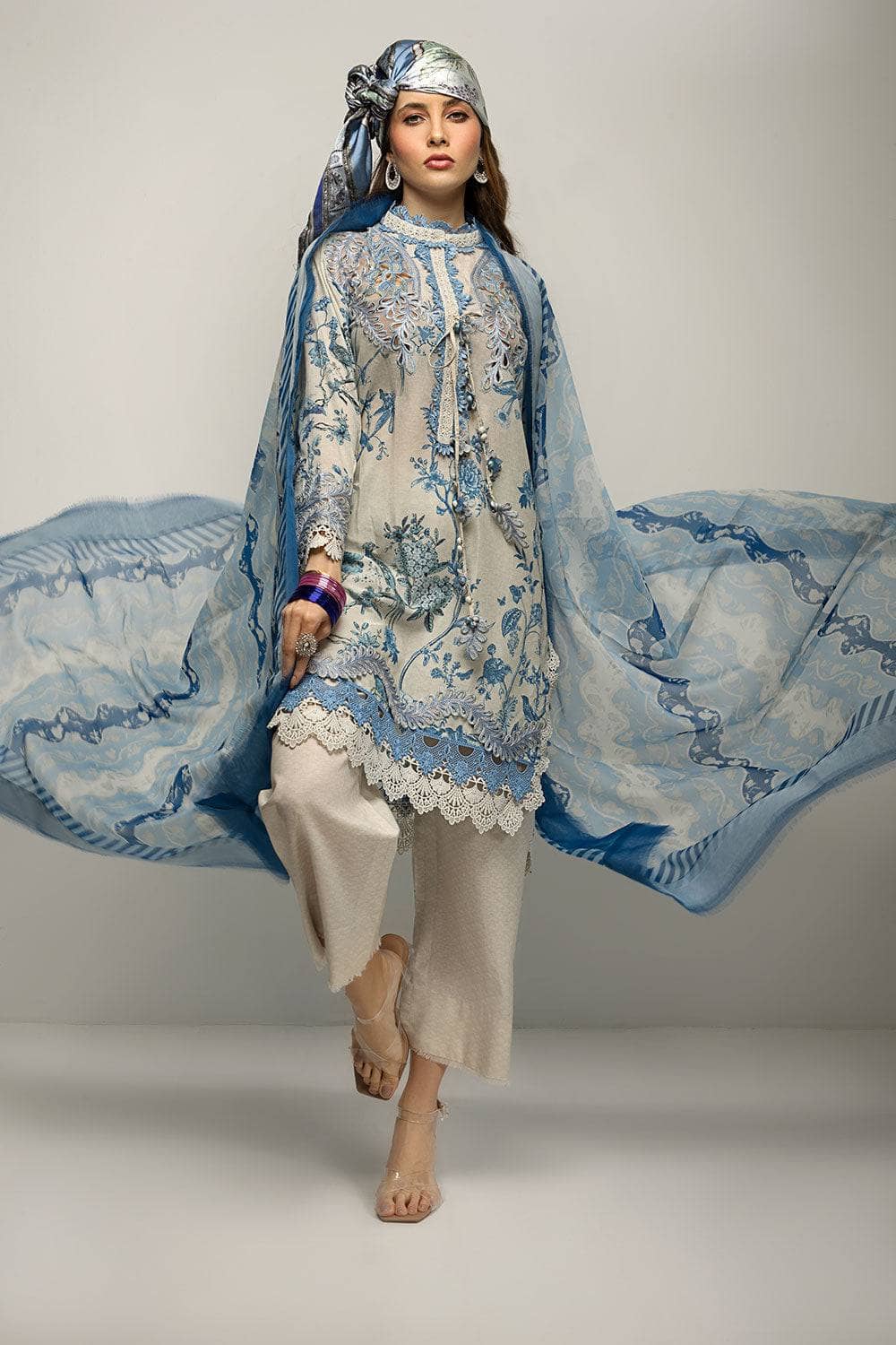 img_sobia_nazir_vital_lawn_23_awwal_boutique