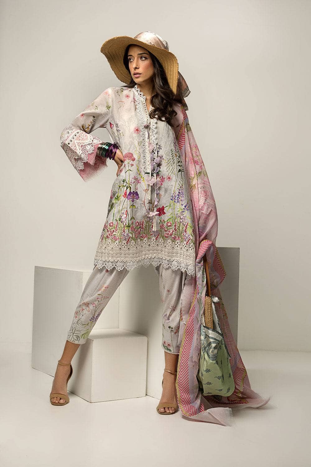 img_sobia_nazir_vital_lawn_23_awwal_boutique