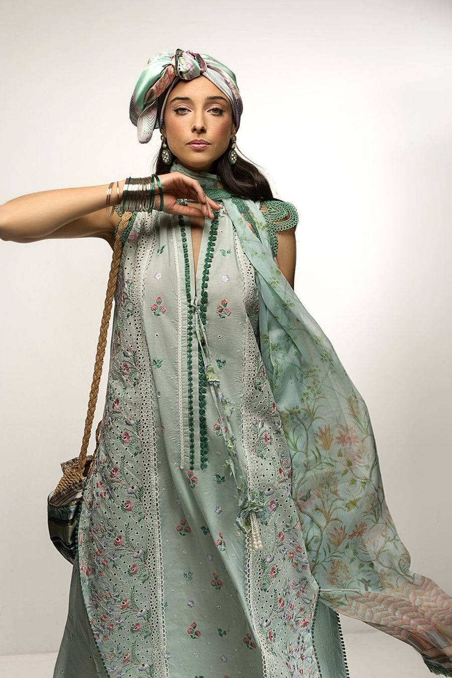 img_sobia_nazir_vital_lawn_23_awwal_boutique