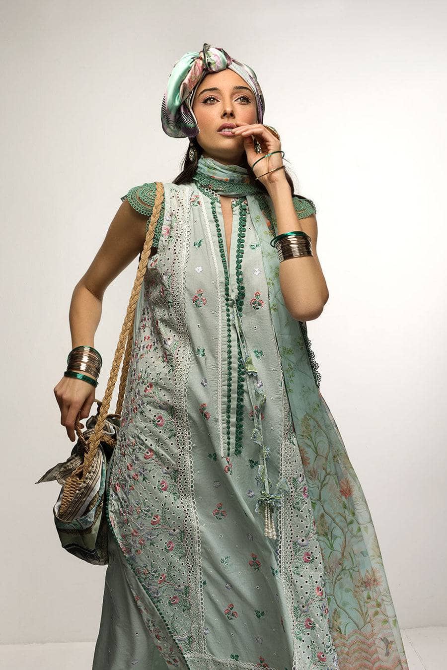 img_sobia_nazir_vital_lawn_23_awwal_boutique
