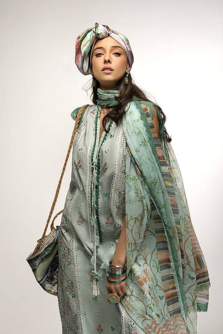 img_sobia_nazir_vital_lawn_23_awwal_boutique