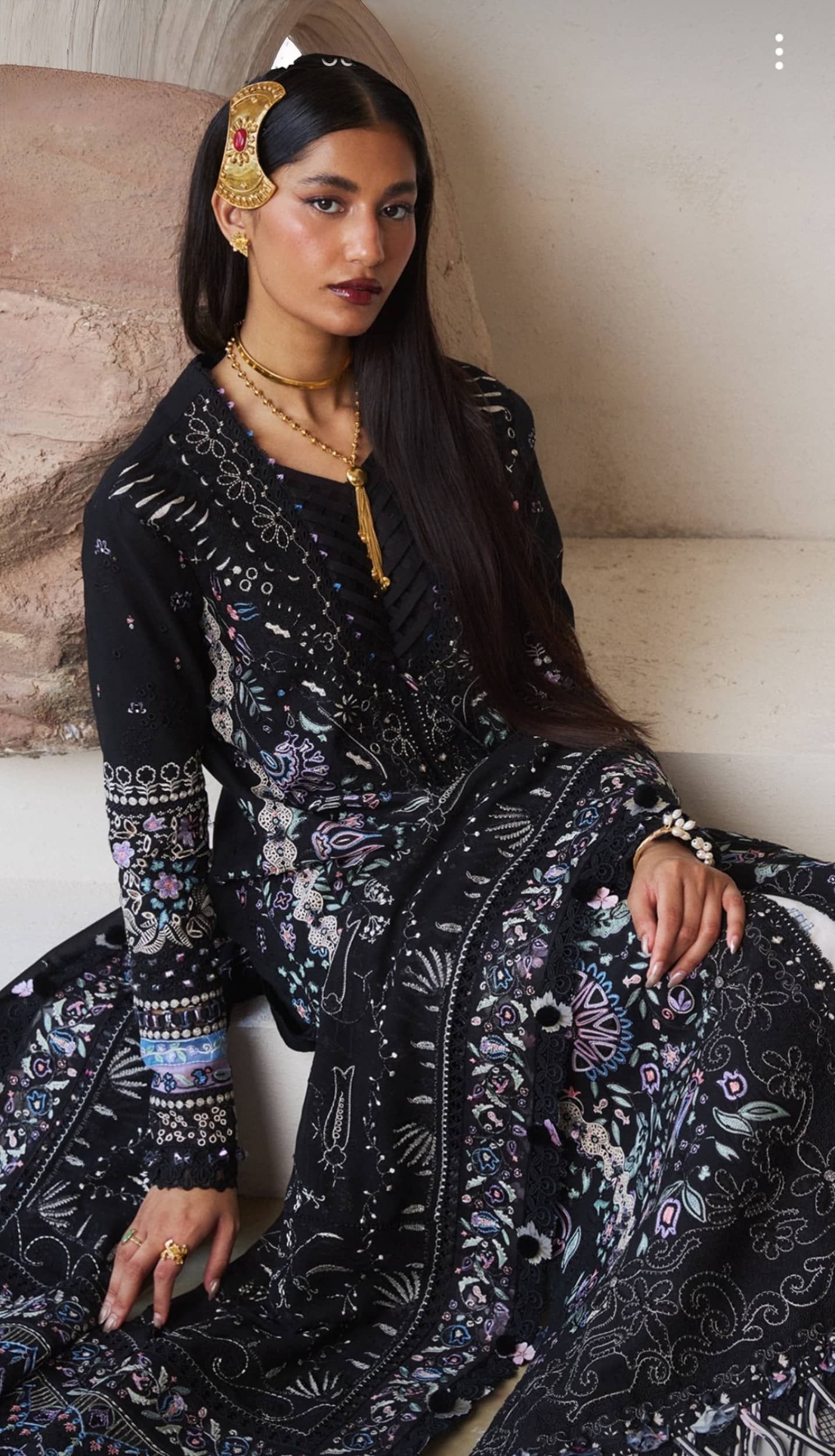 Sale‼️Suffuse Luxury Lawn 26/Meravi/Black