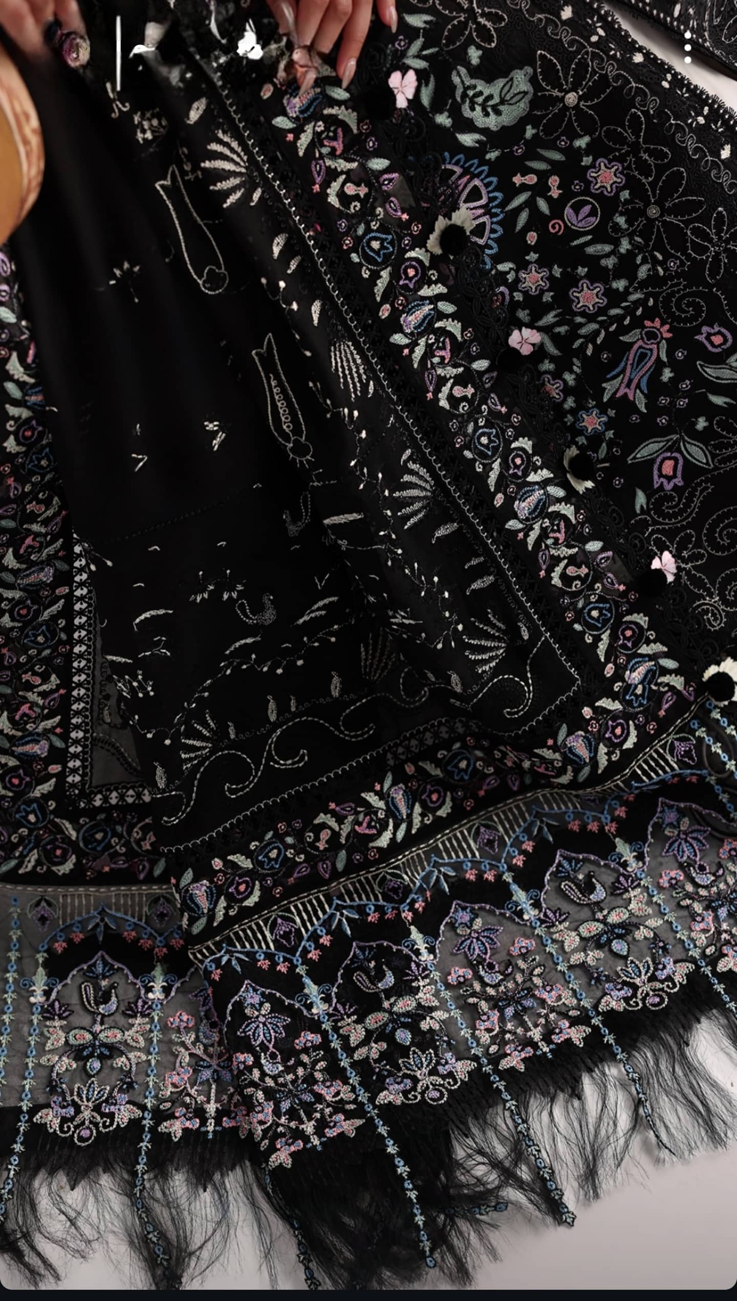 Sale‼️Suffuse Luxury Lawn 26/Meravi/Black