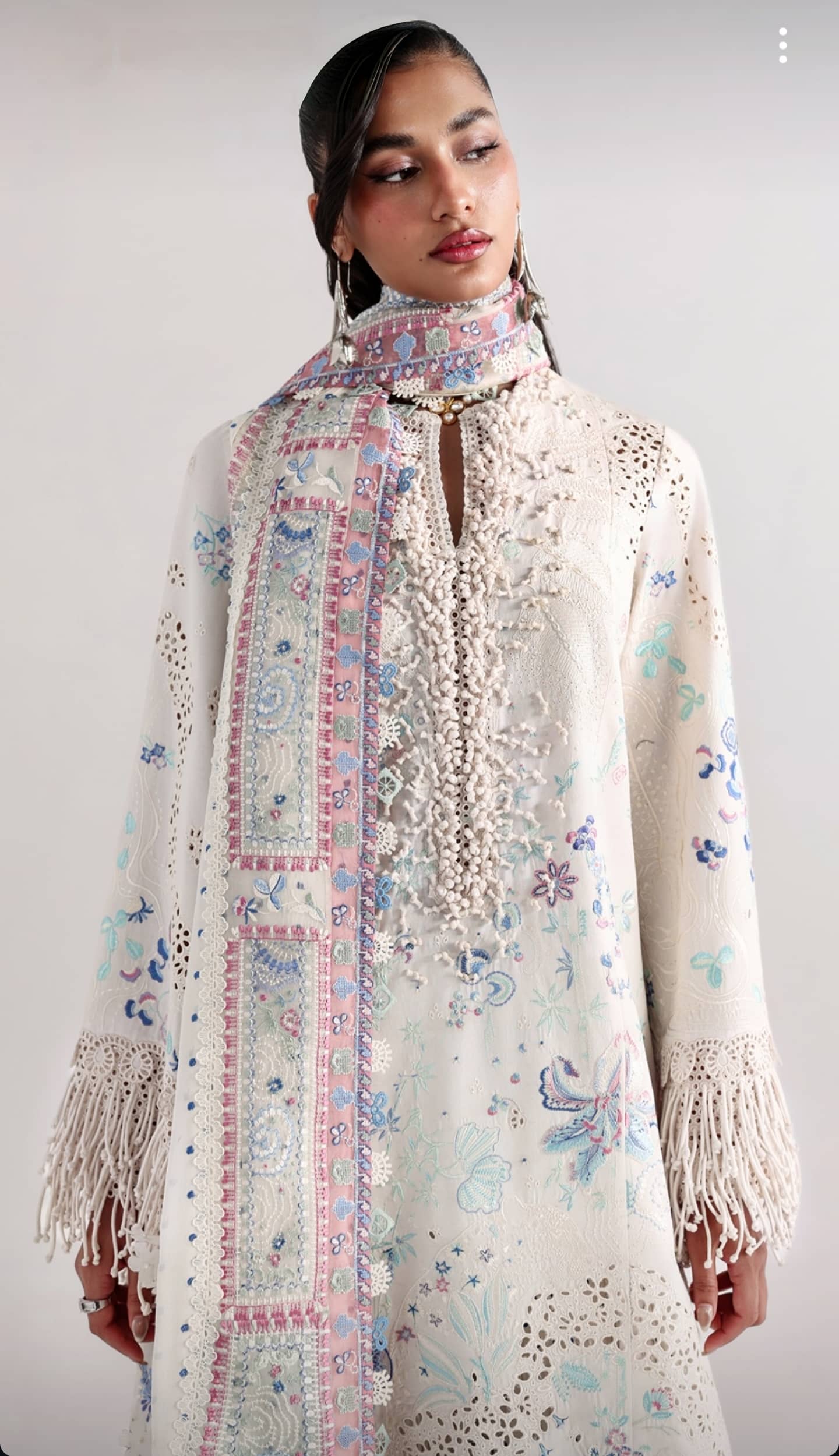 Suffuse Luxury Lawn 26/Veluna/Off White