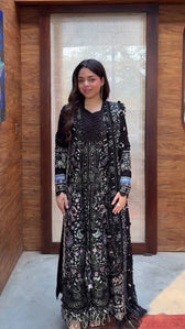 Spotted/Sale‼️Suffuse Luxury Lawn 26/Meravi/Black