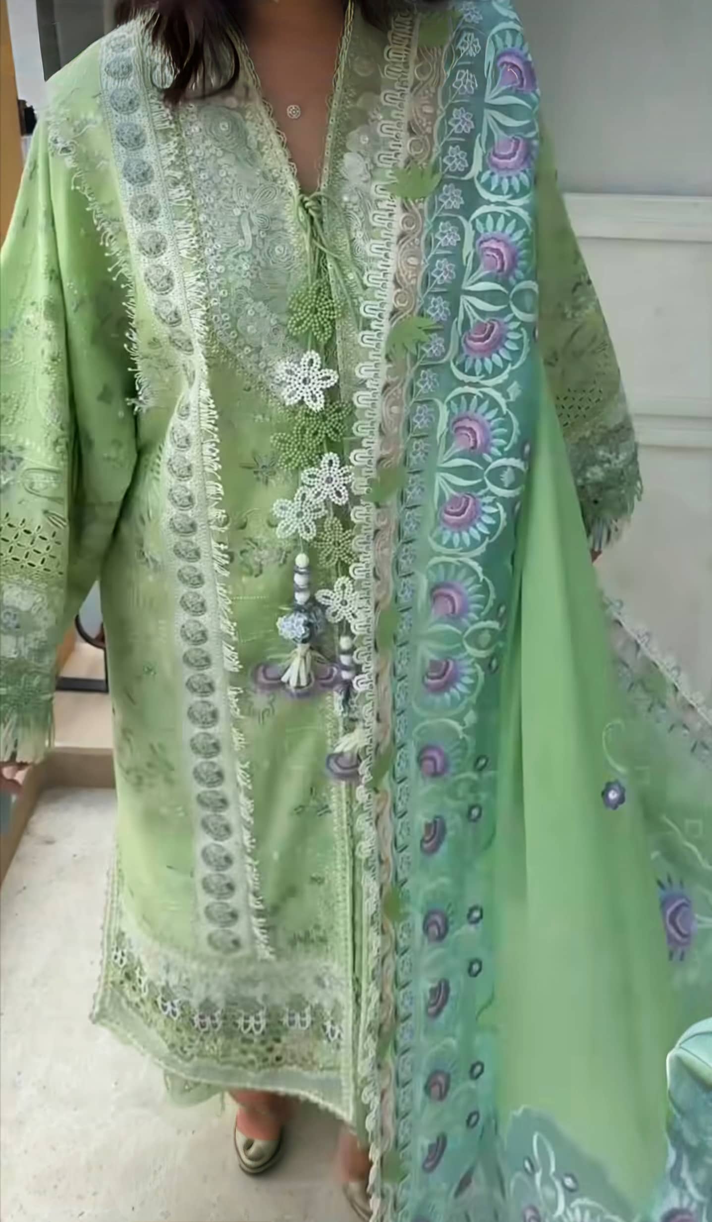 Spotted/Sale‼️Suffuse Luxury Lawn 26/Naveil/Parrot Green