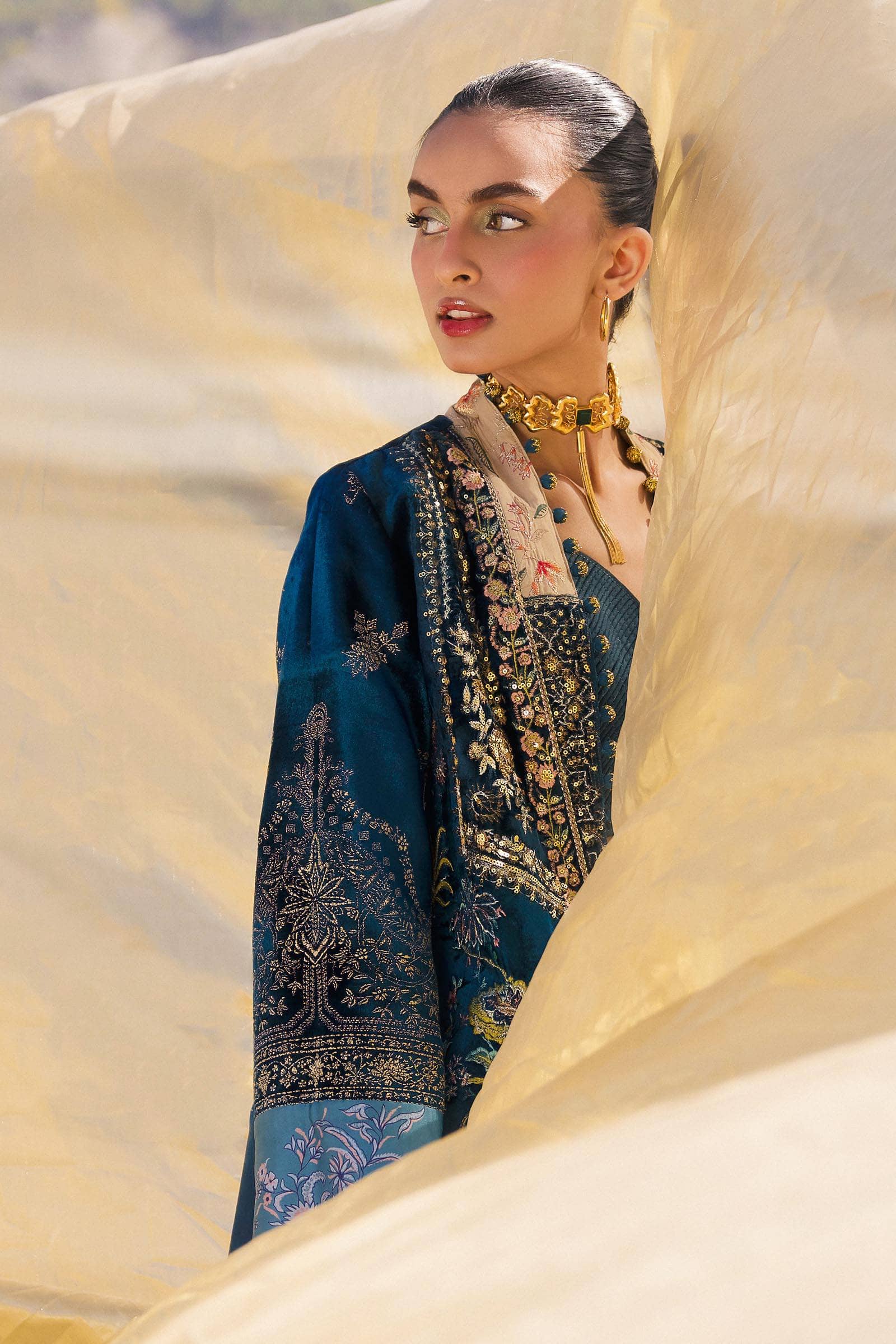 img_sana_safinaz_winter_shawl_collection_awwal_boutique