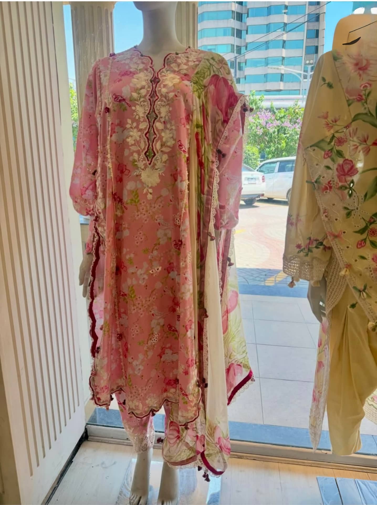 img_zaha_lawn_awwal_boutique