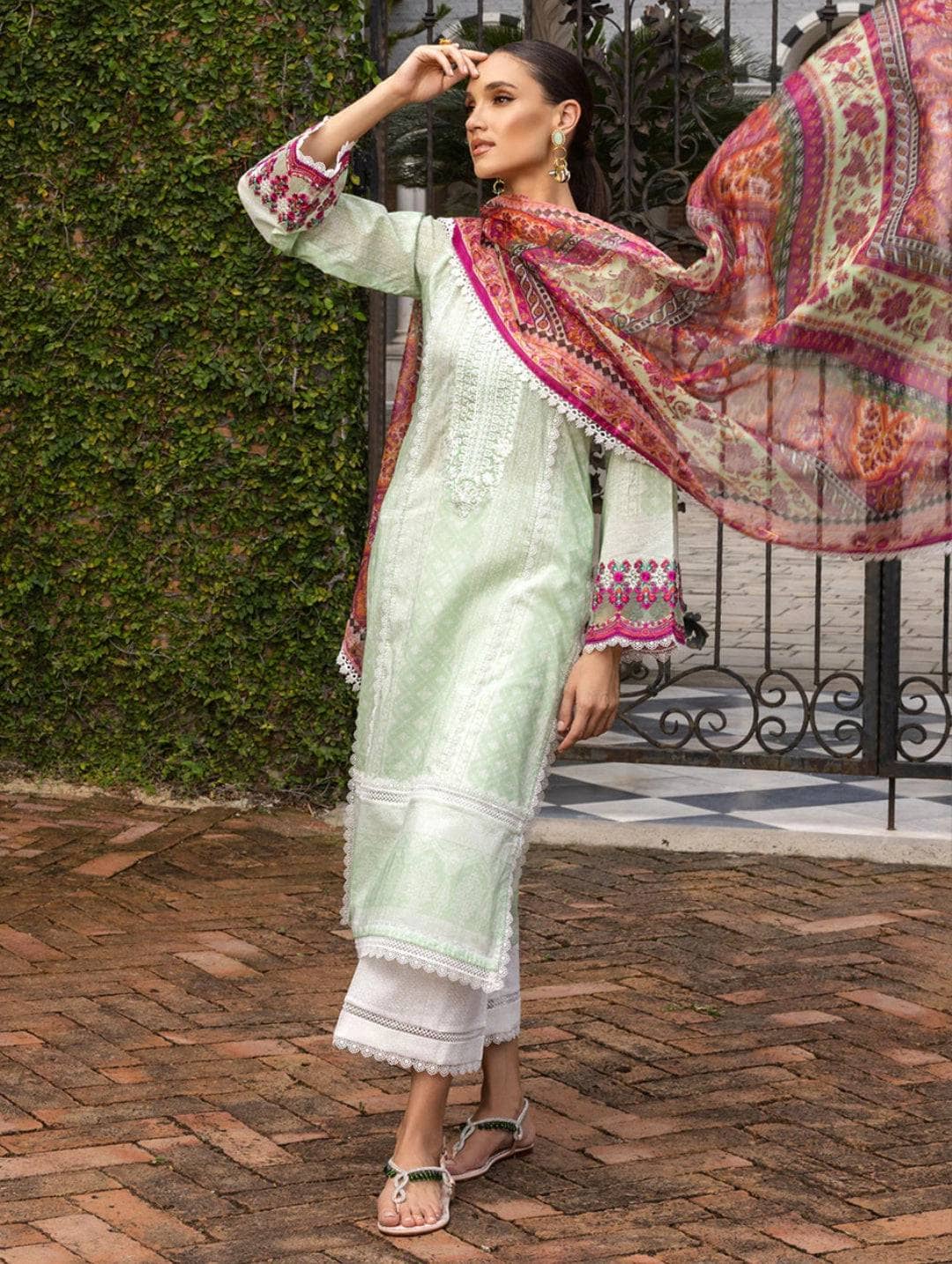 img_zainab_chottani_tahra_lawn_23_awwal_boutique