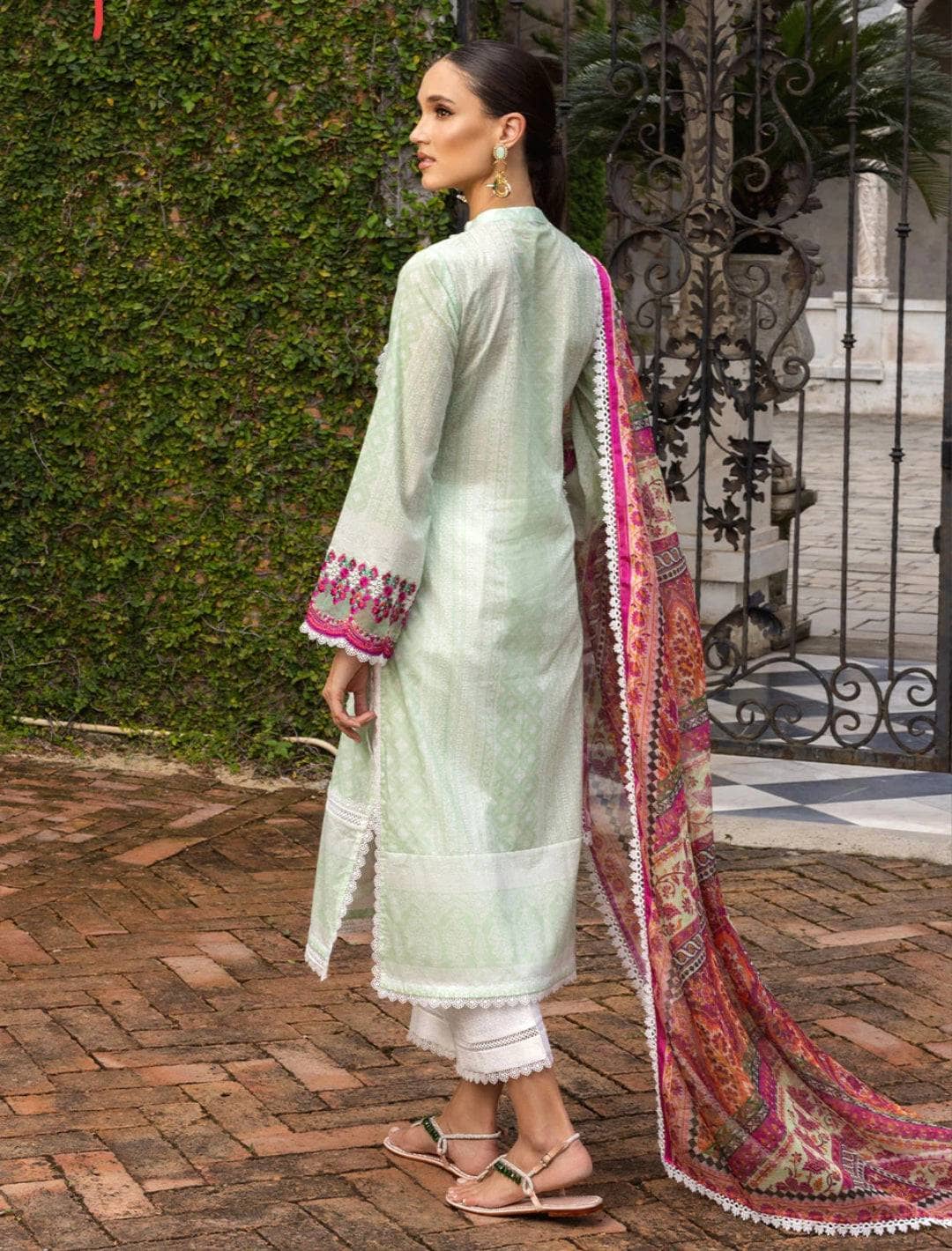 img_zainab_chottani_tahra_lawn_23_awwal_boutique