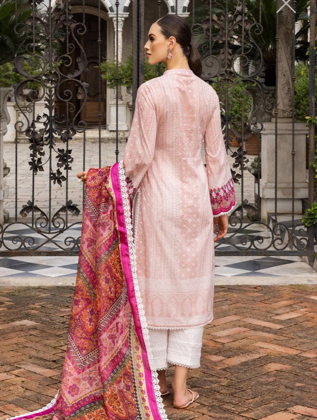 img_zainab_chottani_tahra_lawn_23_awwal_boutique