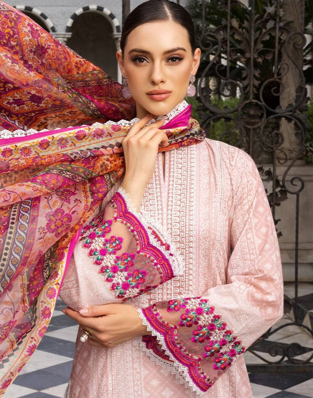 img_zainab_chottani_tahra_lawn_23_awwal_boutique