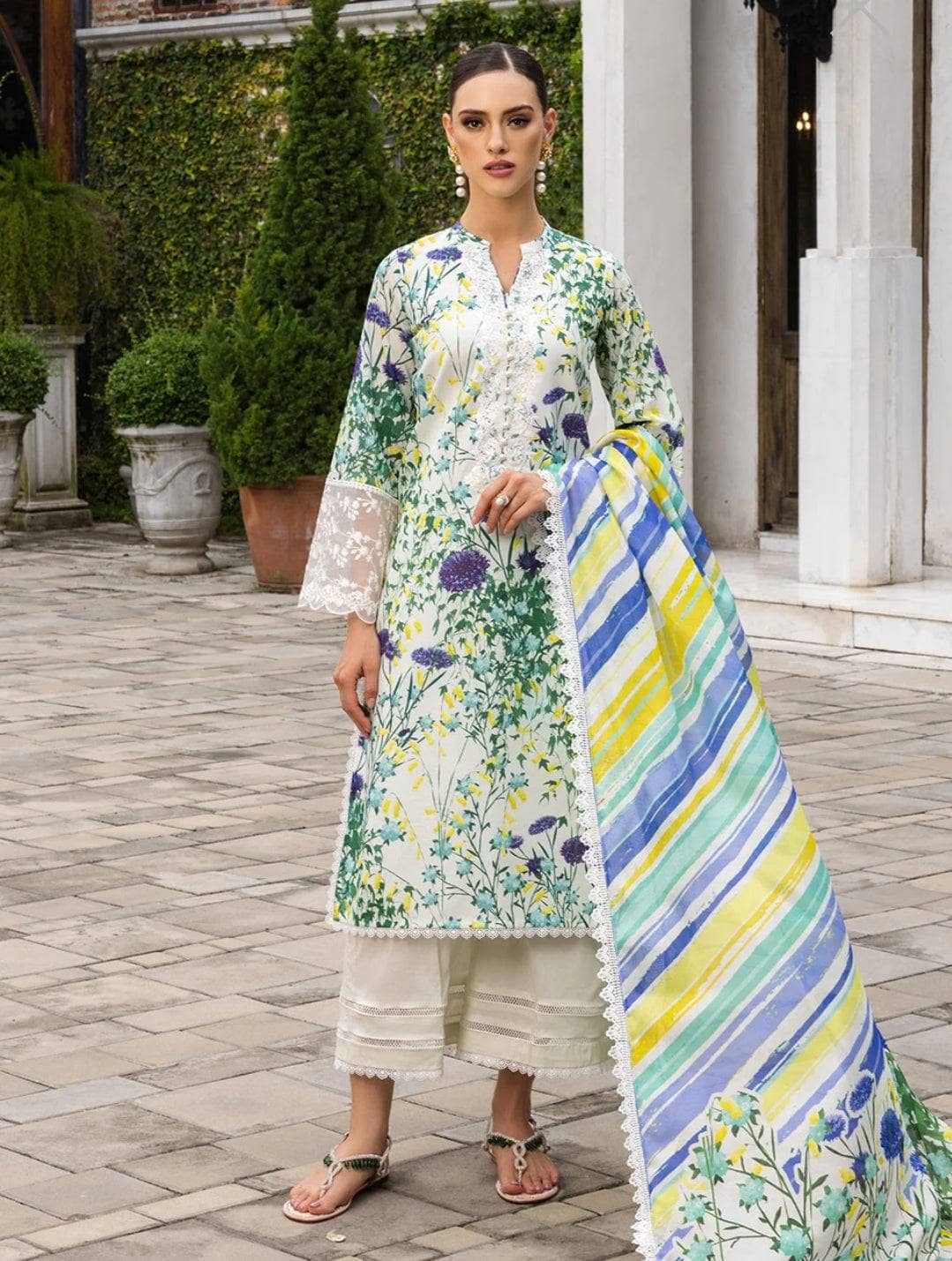 img_zainab_chottani_tahra_lawn_23_awwal_boutique
