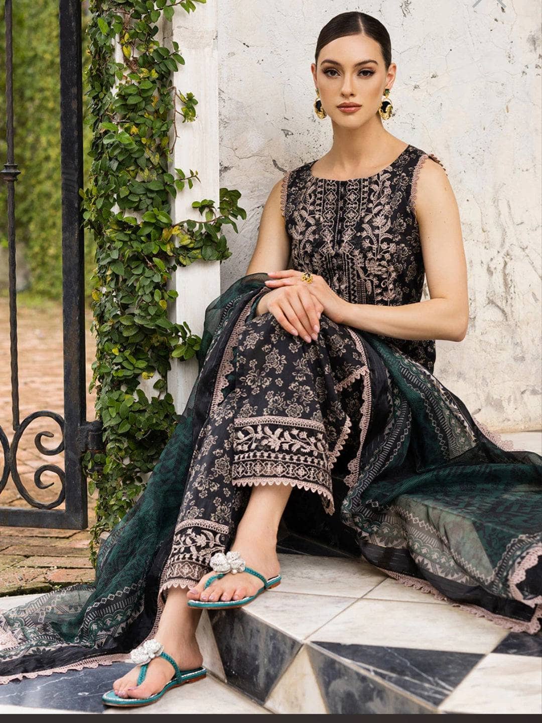 img_zainab_chottani_tahra_lawn_23_awwal_boutique