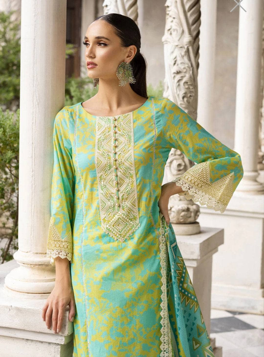 img_zainab_chottani_tahra_lawn_23_awwal_boutique