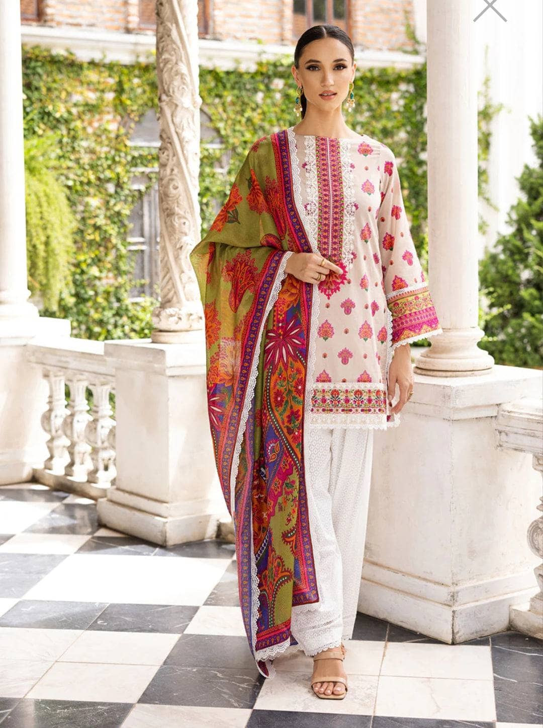 img_zainab_chottani_tahra_lawn_23_awwal_boutique